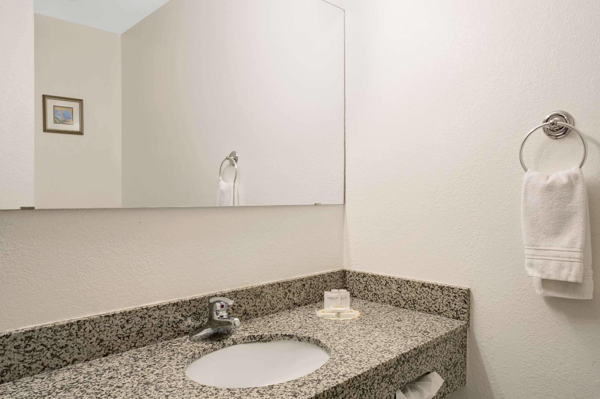 Antelope Inn & Suites Клирфилд Экстерьер фото